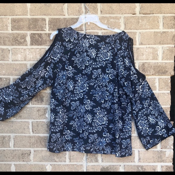 RETROLOGY | Navy White Cold Shoulder Shirt w/ lace - Picture 2 of 7